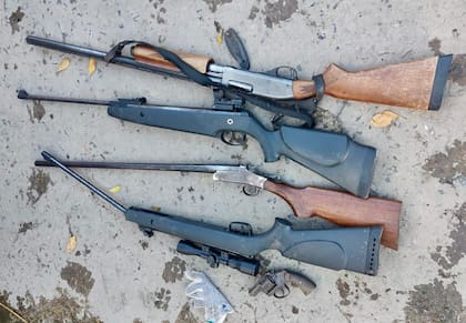 Algunas de las armas encontradas en el interior de la camioneta que habían robado los delincuentes al dueño de la casa