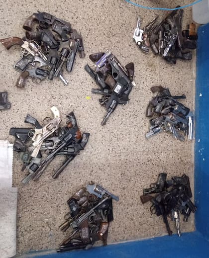 Algunas de las armas entregadas en los puestos móviles del Plan Nacional de Entrega Voluntaria de Armas en Rosario