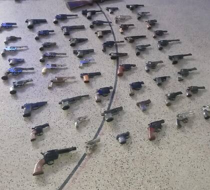 Algunas de las armas entregadas en los puestos móviles del Plan Nacional de Entrega Voluntaria de Armas en Rosario