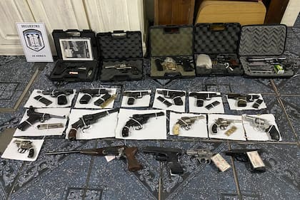 Algunas de las armas secuestradas a cabecillas de la hinchada del club  Los Andes