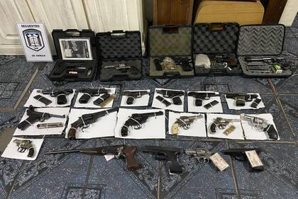 Algunas de las armas secuestradas a cabecillas de la hinchada del club  Los Andes