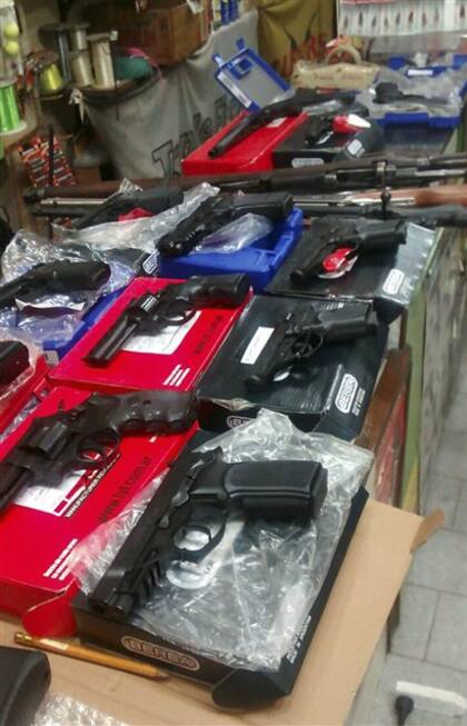 Algunas de las armas secuestradas ayer en Morón