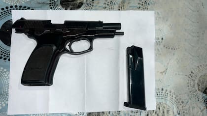 Algunas de las armas secuestradas en el allanamiento tras liberar a una joven en Córdoba