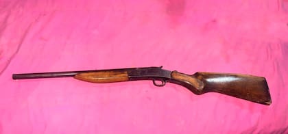 Algunas de las armas secuestradas en el allanamiento tras liberar a una joven en Córdoba