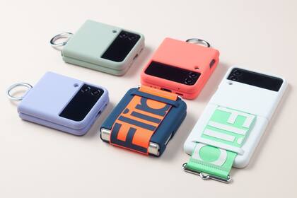 Algunas de las coloridas fundas oficiales del Samsung Galazy Z Flip3