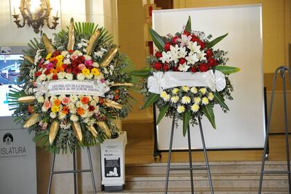 Algunas de las coronas que llegaron hasta la Legislatura porteña este sábado por la mañana