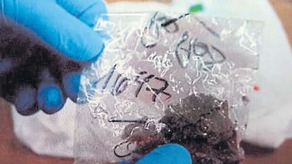 Algunas de las esquirlas extraídas de los cuerpos