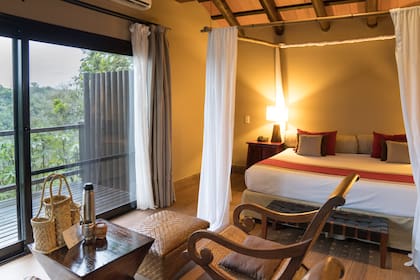 Algunas de las habitaciones del Loi Suites Iguazú tienen vista al río.