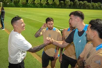 Algunas de las imágenes de la visita lo muestran al Dibu Martínez haciendo algunas bromas junto al cantante