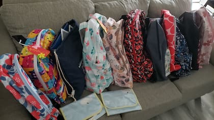 Algunas de las mochilas que confecciona Melina
