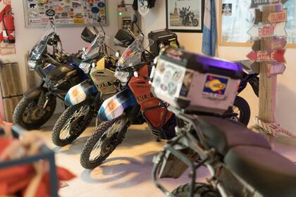 Algunas de las motos que se exhiben en la agencia de Puerto Pirámides.