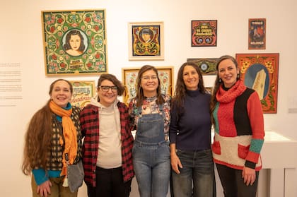 Algunas de las mujeres fileteadoras que exponen en el Buenos Aires Museo 