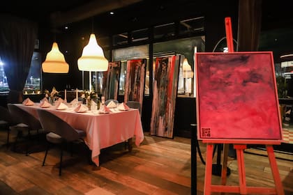 Algunas de las obras de Catalina ubicadas de manera inmersiva en el bar.