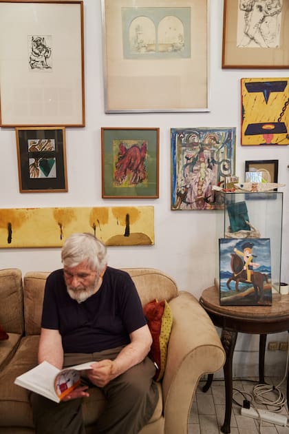 Algunas de las obras que guarda Pedro Roth en el living de su casa