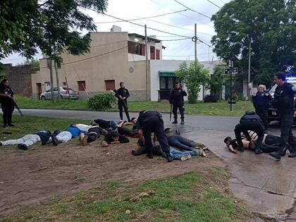 Algunas de las personas demoradas tras el enfrentamiento que terminó con la muerte de un adolescente.