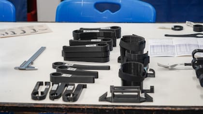 Algunas de las piezas de adaptadores impresos en 3D, diseñadas por los estudiantes de la escuela técnica del barrio porteño de Chacarita