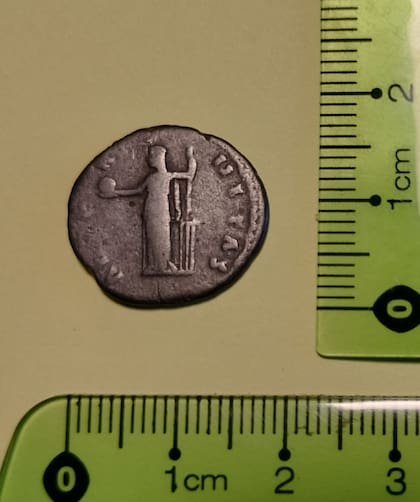 Algunas de las piezas encontradas son monedas medievales y romanas