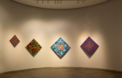 Algunas de las pinturas de Orlandi exhibidas en el Sívori