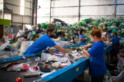 Algunas de las socias, en plena tarea de separación de materiales 