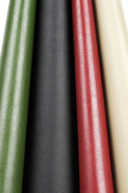 Algunas de las texturas y colores disponibles de este material, que obtuvo el Good Design Award Gold Accolade en los International Good Design Awards 2020 de Australia.