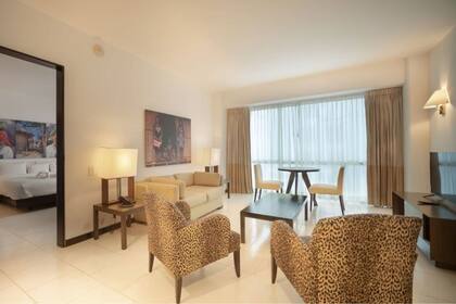 Algunas delas habitaciones del Hotel Decapolis de Panamá tienen una sala y vista al mar