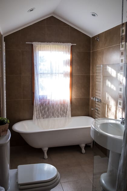 Algunas habitaciones de la estancia conservan los viejos vanitories y la bañera con patas. Aquí, el baño de planta alta, que comparten las habitaciones Lucacho y Artique.