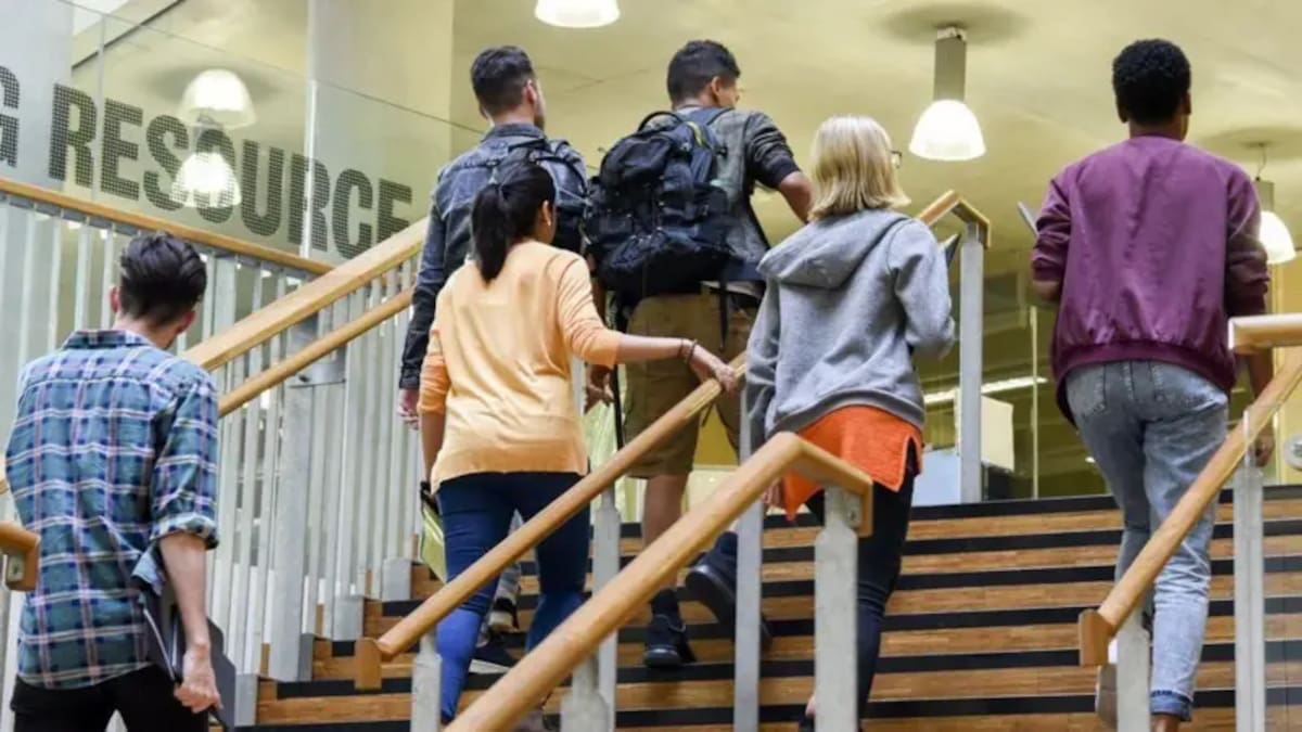 El escándalo de las universidades en Reino Unido que aceptan estudiantes que no entienden bien inglés para cobrar cuotas altas