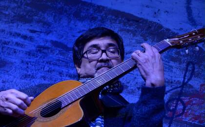 Algunas noches, Claudio Sosa canta en vivo y transforma la cena en una experiencia artística y emotiva