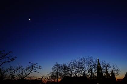 Algunas noches, la Luna se encuentra con Venus, como sucederá mañana