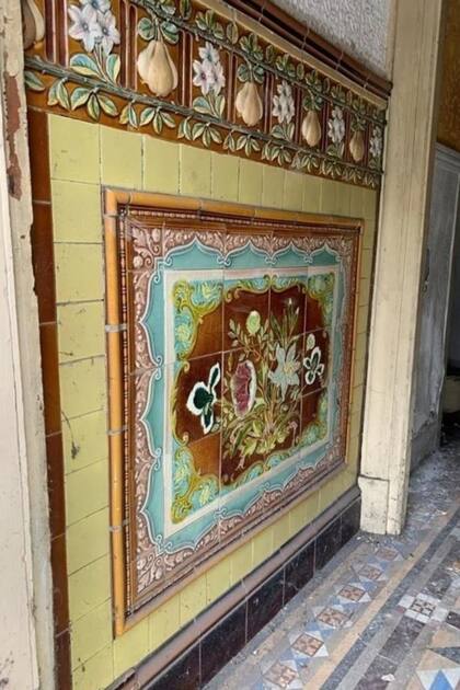 Algunas paredes presentan elegantes azulejos victorianos