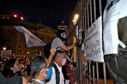 Algunas personas continuaron la manifestación hacia la noche frente a la Casa Rosada