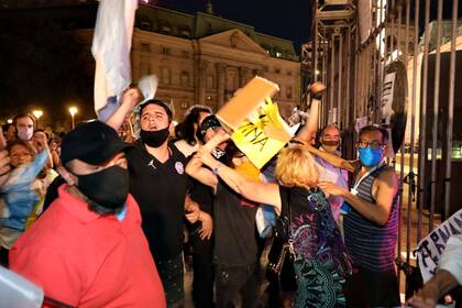 Algunas personas continuaron la manifestación hacia la noche frente a la Casa Rosada