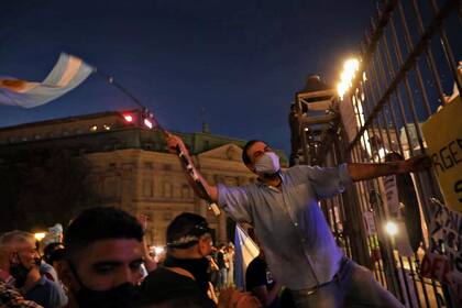 Algunas personas continuaron la manifestación hacia la noche frente a la Casa Rosada