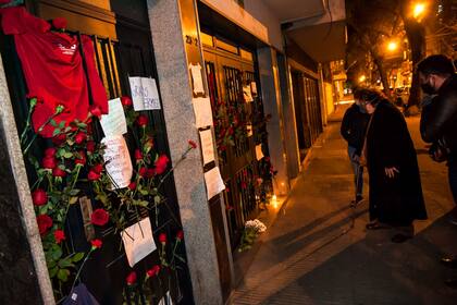 Algunas personas dejaron ofrendas en la casa de Hermes Binner en Rosario