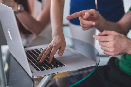 Algunas personas intentan opacar los logros de otros colaboradores o justificar los errores propios