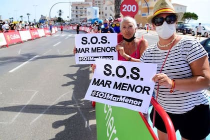 Algunas personas se manifestaron en defensa del Mar Menor durante el reciente Tour de España.