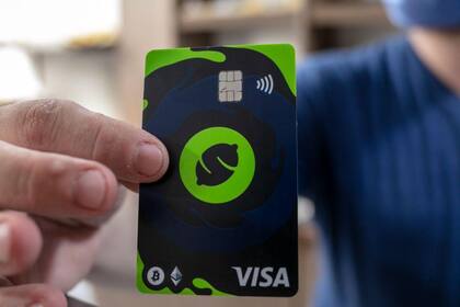 Algunas plataformas ofrecen tarjetas prepagas que funcionan con fondos en pesos o criptomonedas.