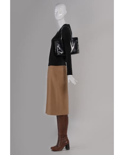 Algunas prendas originales de Carolyn Bessette acaban de ser subastadas. La propuesta contó con algunas de sus piezas personales así como de 20 piezas vintage idénticas a las que usaba la esposa de John F. Kennedy Jr. como este look con la falda Prada, utilizada por Sarah Pidgeon en "Love Story"