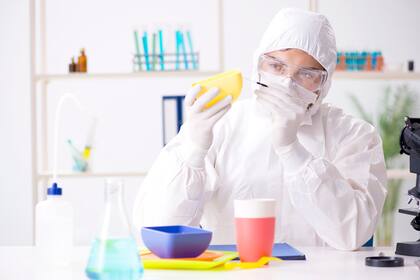 Algunas recomendaciones son usar envases de vidrio o acero y evitar calentar los plásticos, como los de los táperes, ya que de esta forma se aumenta la migración del BPA y otras sustancias a los alimentos