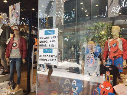 Algunas tiendas sobre la calle Florida toman el dólar a valores entre los $850 y los $900