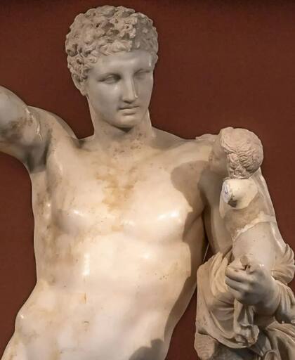 Algunas versiones dicen que fue Hermes, el dios olímpico mensajero, quien llevó a Dionisios lejos para que lo cuidaran. ("Hermes con el niño Dioniso", escultura del siglo I, por Praxíteles del Museo arqueológico de Olimpia).