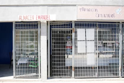 Algunas viviendas cuentan con comercios, como el que le tocó a Romina Cardozo que abrió una mercería