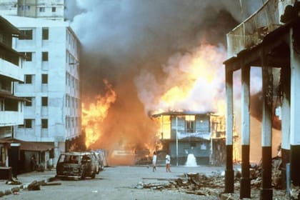 Algunas zonas del centro de la ciudad de Panamá terminaron envueltas en llamas tras la primera jornada de la operación Causa Justa