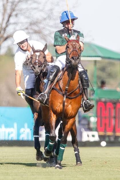 Alguno de los dos comete o cometió un foul: Juan Martín Zubía, por pasar el taco entre las patas del caballo ajeno, y Guillermo Caset, por una posible invasión a la línea de su adversario.