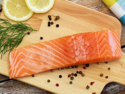 Algunos alimentos, como el salmón, son fuente de vitamina D, pero es difícil obtener la cantidad necesaria solo a través de la dieta (Foto: Shutterstock)