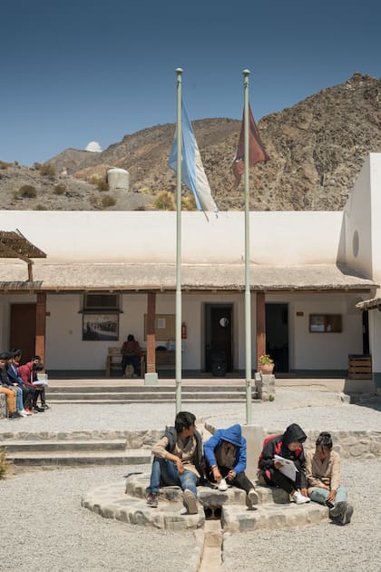 Algunos alumnos se van el viernes a sus casas y vuelven el domingo o el lunes a la mañana y los que viven en parajes muy alejados vuelven una vez al mes o en los feriados largos. 