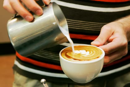 Algunos amantes del café optan por añadir leche o azúcar para disminuir el amargor de la bebida