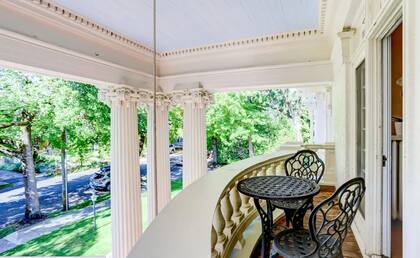 Algunos ambientes tienen balcón con vista a la calle