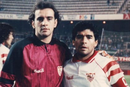 Algunos años atrás: Ramón Rodríguez Verdejo, como arquero y Diego Maradona, con la 10, en Sevilla