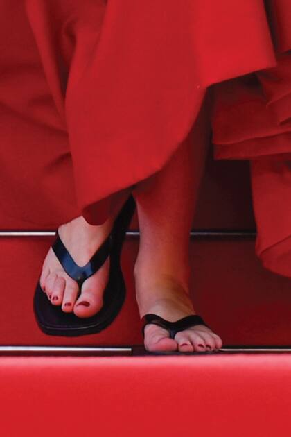 Algunos apostaron que las ojotas de Lawrence fueron para no caerse, como le sucedió otras veces, aunque pareciera una forma de sumarse a otras colegas que decidieron no usar tacos para señalar el sexismo de la industria.